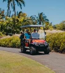 Agent immobilier professionnel accompagnant un client dans nos activités